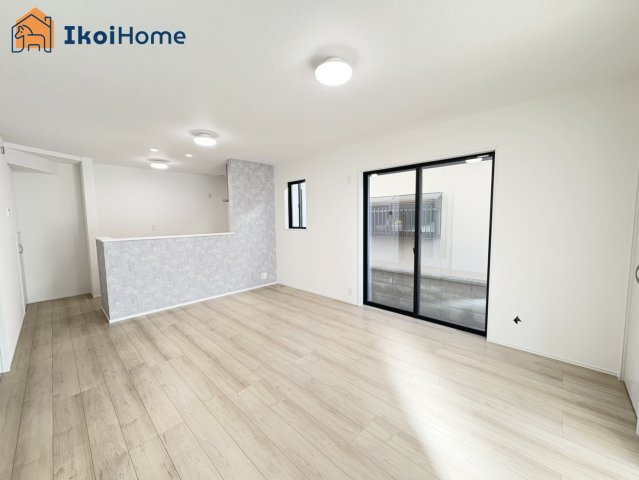 明石市藤が丘2丁目　新築戸建の居間・リビング|【ホームページに現地動画掲載中】●年中無休：当日予約可●明るく開放感もある1階15帖のLDKです。