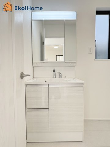 明石市藤が丘2丁目　新築戸建の洗面所|【ホームページに現地動画掲載中】●年中無休：当日予約可●洗面は便利な３面鏡。ゆったりワイドシンク仕様