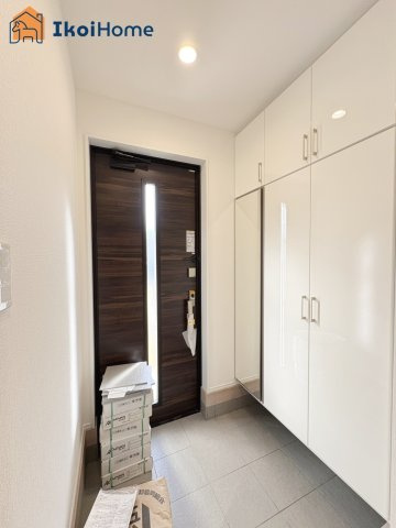 明石市藤が丘2丁目　新築戸建の玄関|【ホームページに現地動画掲載中】●年中無休：当日予約可●玄関には姿見付きのシューズボックスを完備！