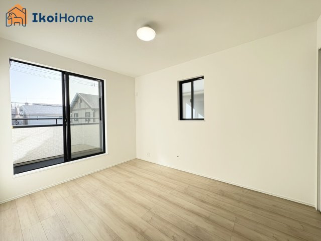 明石市藤が丘2丁目　新築戸建の寝室|【ホームページに現地動画掲載中】●年中無休：当日予約可●バルコニーに面した明るいお部屋です♪