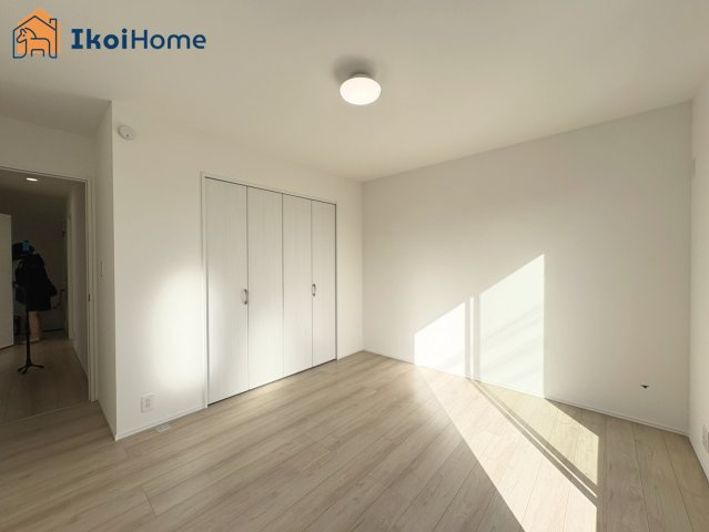 明石市藤が丘2丁目　新築戸建の寝室|【ホームページに現地動画掲載中】●年中無休：当日予約可●広々とした2階の洋室です。クローゼットも完備