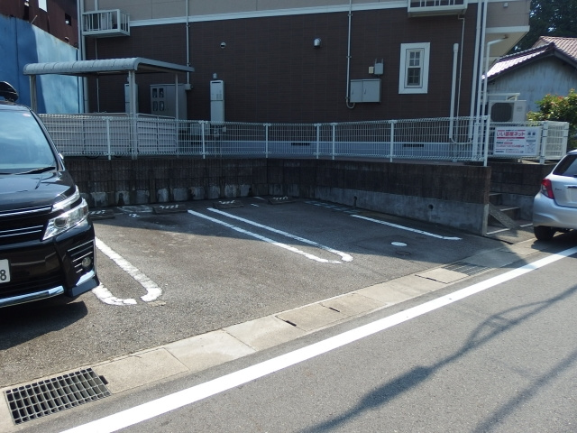 ヴィラ赤蛙の駐車場
