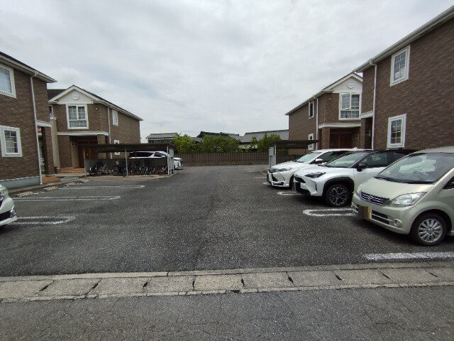 ヴィラセレーナＢの駐車場