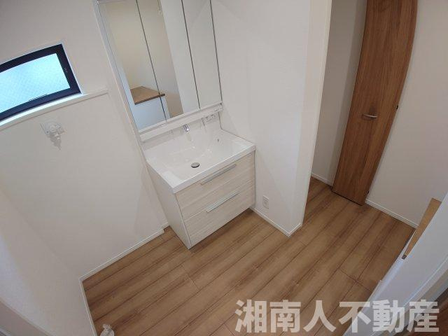 茅ヶ崎市矢畑　未入居中古一戸建ての独立洗面台|独立洗面台、小物を置くことができて便利です