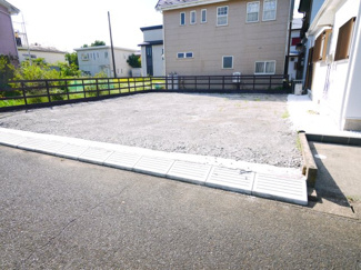 【駐車場】 | 東金市下武射田　平家中古戸建 | 内外装リフォーム済み令和7年8月 3DK平家 車6台可 敷地約62坪  閑静な分譲地内