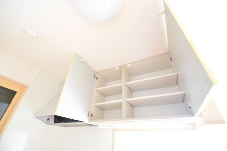 グランメール|キッチン上に収納あります