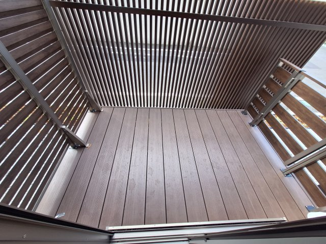 （シニア限定）グランビレッジ橋本のバルコニー|１Fはウッドデッキになっています