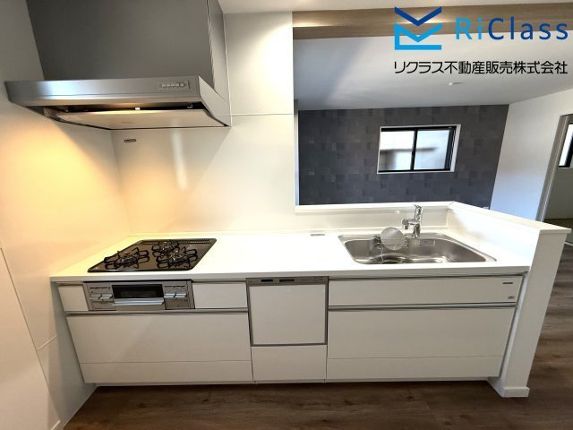 未入居戸建　神戸市長田区上池田１丁目1のキッチン|使いやすい食器洗い乾燥機付の対面式システムキッチンです