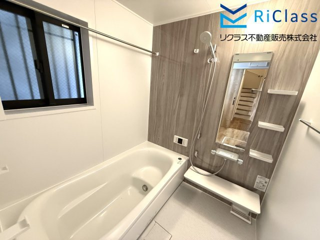 未入居戸建　神戸市長田区上池田１丁目1の浴室|浴室乾燥機付のお風呂です
窓もあります
