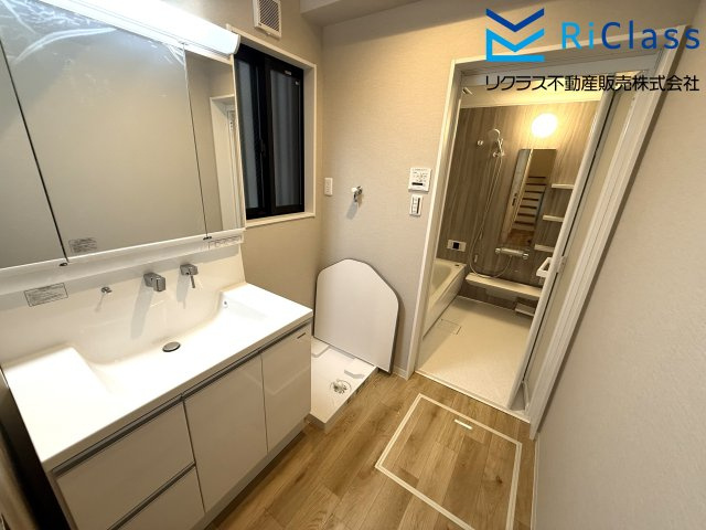 新築戸建　神戸市長田区上池田１丁目1の独立洗面台|使いやすい独立洗面台です
ランドリースペースあります