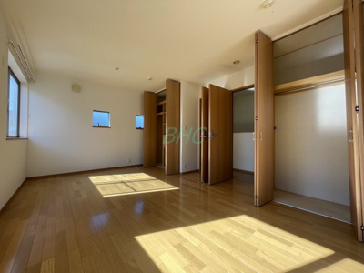 【洋室】 | 仰木の里東１丁目 | クローゼットのあるお部屋！荷物を収納することでお部屋をスマートに見せることができます。