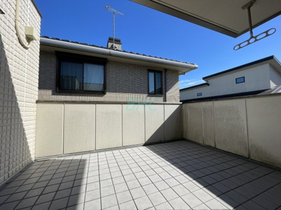 【バルコニー】 | 仰木の里東１丁目 | 朝の澄んだ空気や、夕方に吹く清々しい風を感じられるバルコニー。