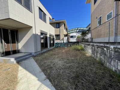 【庭】 | 仰木の里東１丁目 | ゆったりとした休息と癒しを提供してくれる空の下のプライベート空間があります。