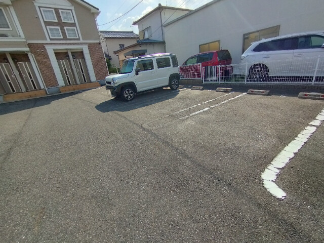 リュミエール井田西の駐車場