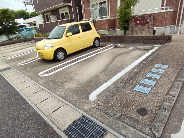 フレーシュの駐車場