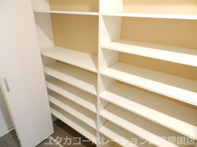 【収納】 | くしろ南大通マンション | 玄関にも充分な収納♪
