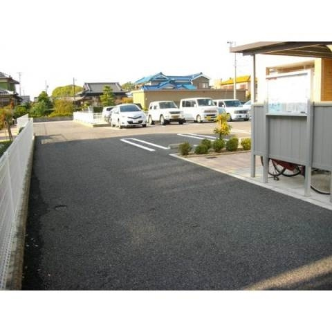 ファミーユ彩華の駐車場