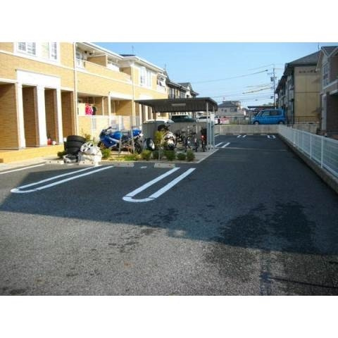 ファミーユ彩華の駐車場
