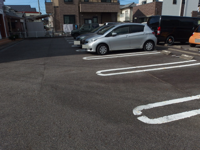アレストスの駐車場