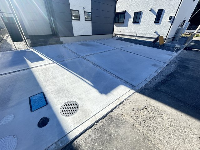 新築　高崎市日高町　2号棟の駐車場|現地写真　駐車スペースは建物北側に並列2台分可能です！
