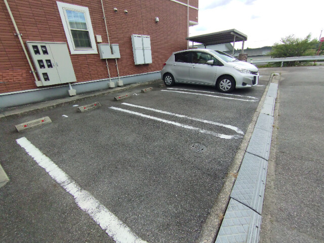 アーデントの駐車場