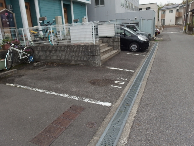クレストール香の駐車場