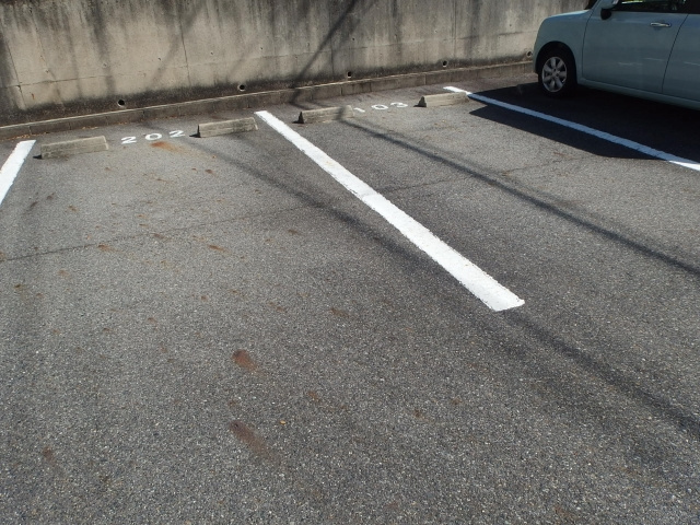 ローズパレス×の駐車場