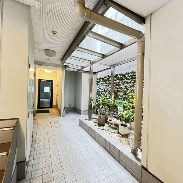 アヴォワール丸の内のエントランス