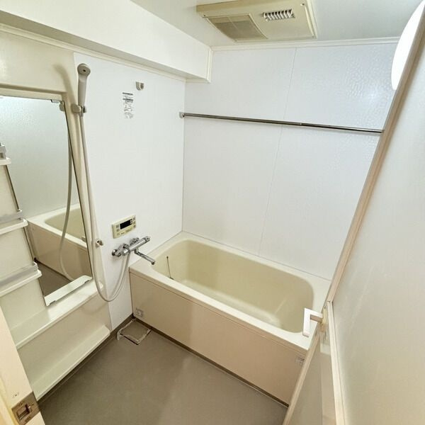 アヴォワール丸の内の浴室