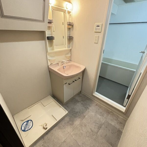 アヴォワール丸の内の洗面所