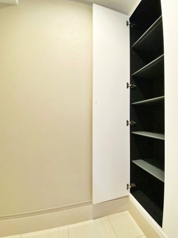 アヴォワール丸の内の玄関