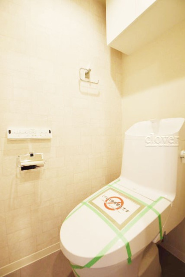 【トイレ】 | エンゼルピュア大森 | 温水洗浄便座付き　上部に収納を備えたトイレです。自宅の中でも最もプライベートな空間だからこそ、ほしい「落ち着き」がここにあります。～即日のご見学可能～　お問合せはお気軽にどうぞ。