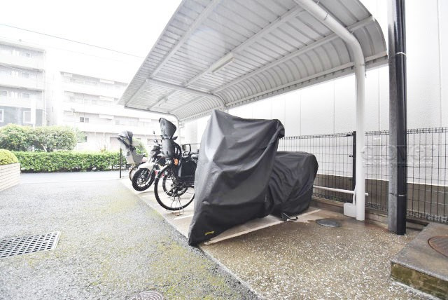 【駐車場】 | エンゼルピュア大森 | バイク置き場。空き区画の有無や駐輪料金、サイズおよび排気量規定などについては、改めてお問い合わせください。～即日のご見学可能～　お問合せはお気軽にどうぞ。