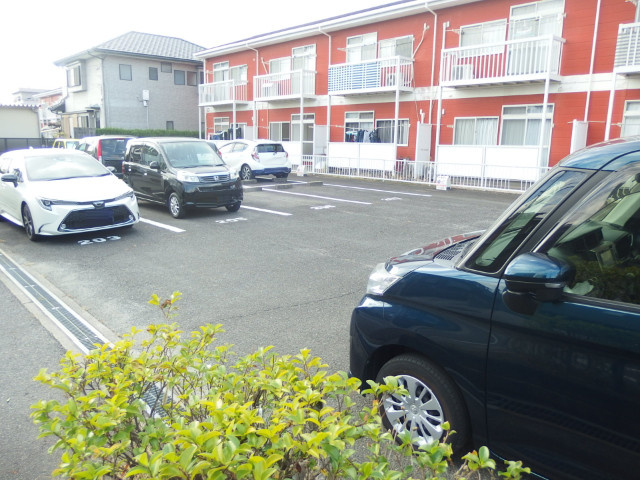 コーポラスクローバーの駐車場