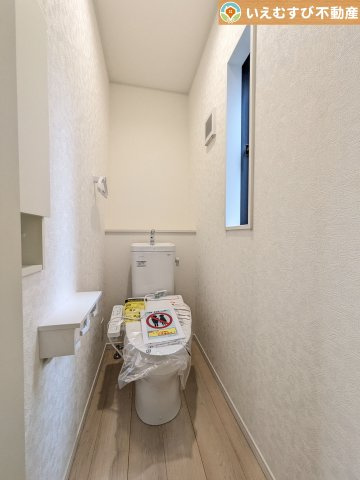 Cradle garden　鴻巣市筑波第5のトイレ|シンプルで清潔感のあるトイレ
窓付きで明るく、お掃除しやすいシンプルな空間♪