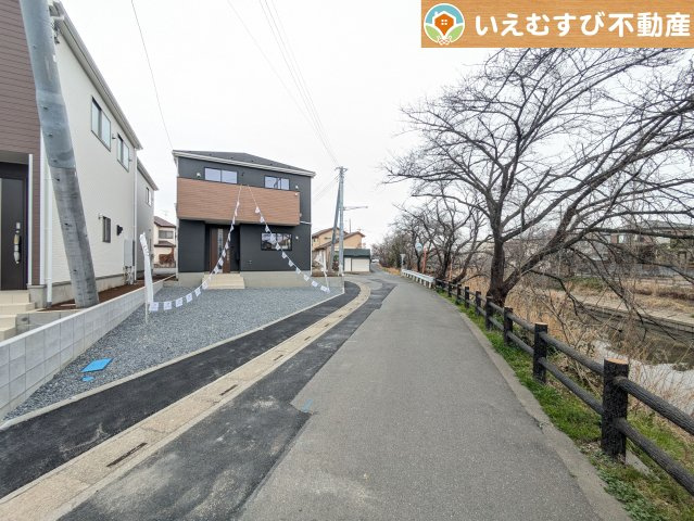 Cradle garden　鴻巣市筑波第5の前面道路含む現地写真|充分な広さの前面道路
間口が広くお車の出し入れも問題なく行えるスペースが確保されています♪