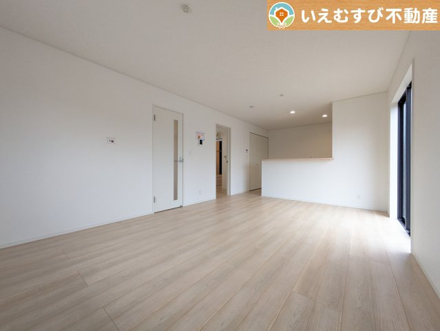 Cradle garden　鴻巣市筑波第5の居間・リビング|ナチュラルな色合いで落ち着いた印象のリビングダイニング
ぬくもりのあるナチュラルな空間。グリーンを飾っても相性が良さそうですね♪