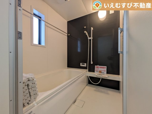Cradle garden　鴻巣市筑波第5の浴室|モダンな配色の落ち着いた浴室
ダークトーンの壁面がアクセントになっておしゃれ！窓付きで空気の入れ替えも出来ます！
