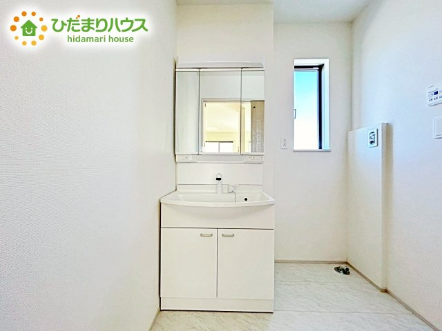 【独立洗面台】 | 水戸市見和3丁目169番　新築戸建　A号棟 | 三面鏡は自分では見えにくいところまで見ることができるので、身だしなみを整える際などにはとても便利です(*^^*)