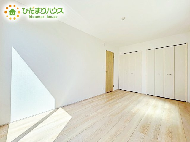 【寝室】 | 水戸市見和3丁目169番　新築戸建　A号棟 | 壁紙はシンプルで清潔なホワイトで統一しています。朝の光をたっぷり浴びながら一日をスタート！目覚めは明るくあたたかな場所で。