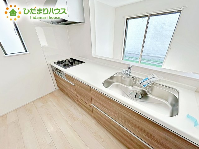 【キッチン】 | 水戸市見和3丁目169番　新築戸建　A号棟 | 収納もたっぷり御座います。お食事の準備をしながらご家族との会話を楽しめます。キッチン近くに水回りも集中しているので、家事の動きがらくちんです