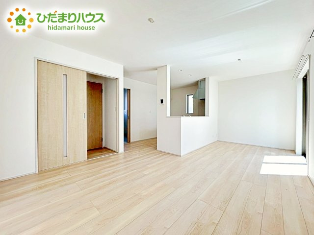 【居間・リビング】 | 水戸市見和3丁目169番　新築戸建　A号棟 | 明るく開放的な空間が広がるLDK。室内には豊かな陽光が注ぎ込み、爽やかな住空間を演出。ホームパーティーでもゲストと一緒に料理を楽しみながら楽しい時間を過ごせそう。