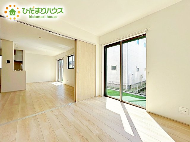 【洋室】 | 水戸市見和3丁目169番　新築戸建　A号棟 | 柔らかい陽光が差し込む明るいお部屋を演出する設計。彩光の取れる窓が気持ちの良いお部屋を創り上げます。