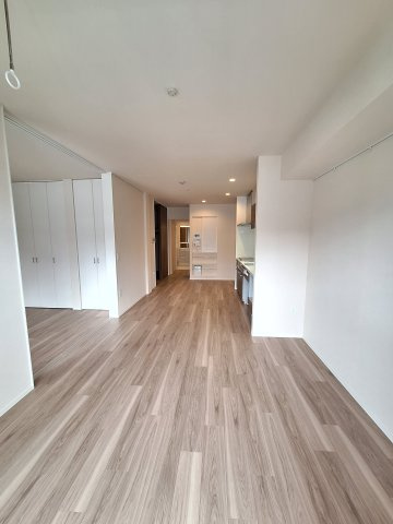 （シニア限定）グランビレッジ橋本の居間・リビング|白基調の明るいお部屋です