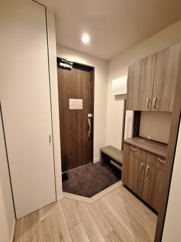 （シニア限定）グランビレッジ橋本の玄関|玄関にイス手すり付き