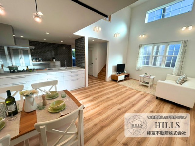 【居間・リビング】 | 野々下５丁目住宅 | お住い探しは地域密着４０年のHILLS桂友不動産にお任せください！お客様に寄り添った対応を心がけております。ご都合に合わせて時間外対応も可能です！