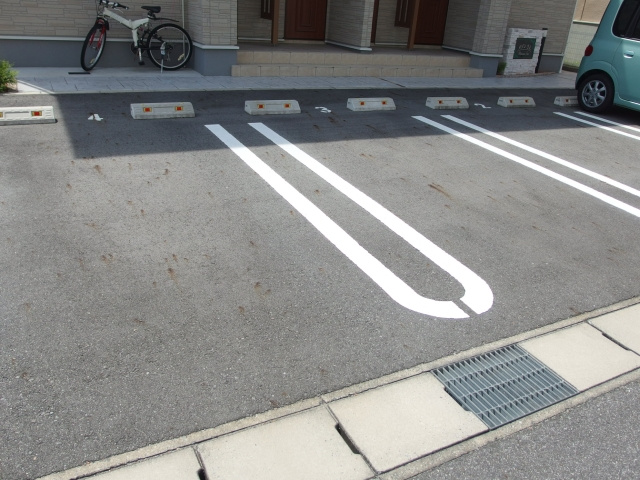 メゾンさえの駐車場