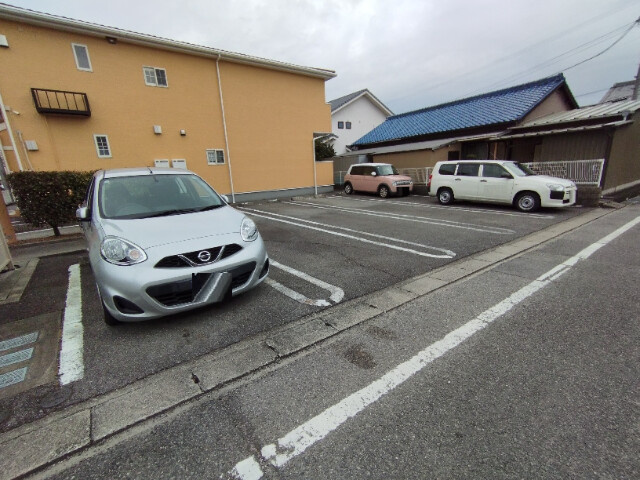 アルモニーの駐車場