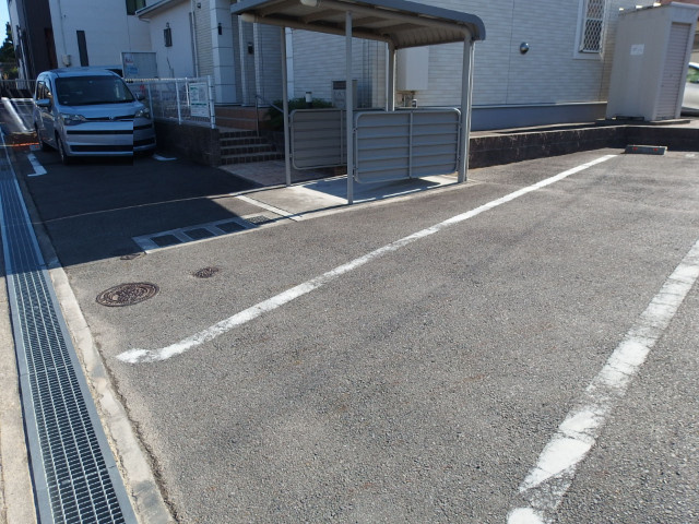 ヒルサイド百々の駐車場