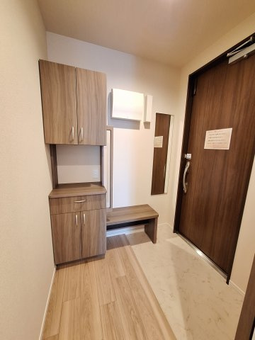 （シニア限定）グランビレッジ橋本の玄関|イスと手すり付き